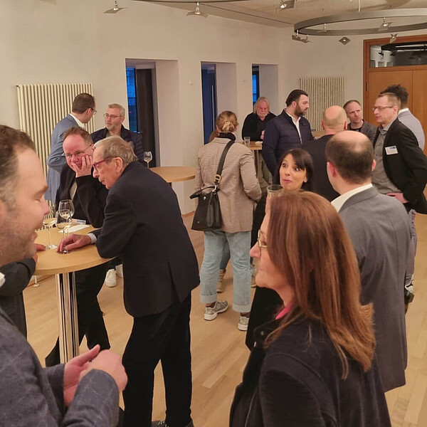 Gäste beim Club-Abend zum Thema "Customer Insights Revolution - Die Zukunft der Marktforschung" im Gästehaus der Uni Wuppertal.